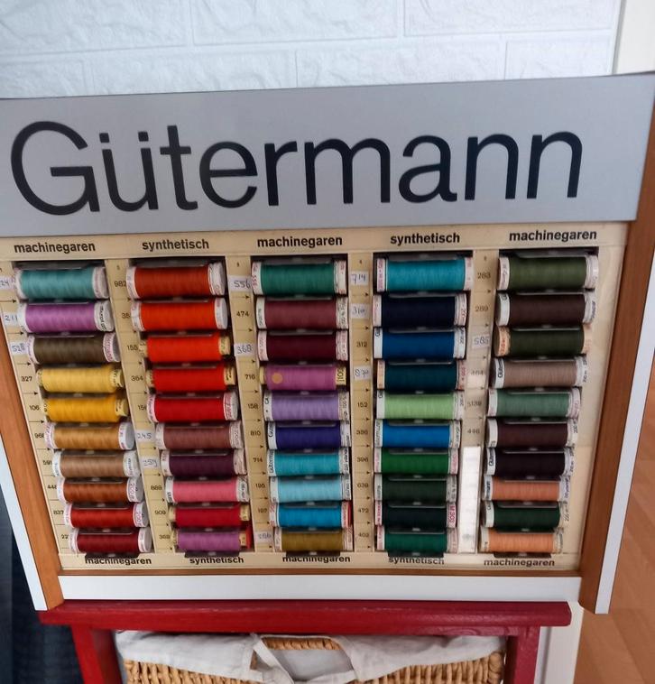 vintage houten gutermann naaigaren kast., Hobby en Vrije tijd, Naaien en Fournituren, Zo goed als nieuw, Garen of Naald(en), Ophalen