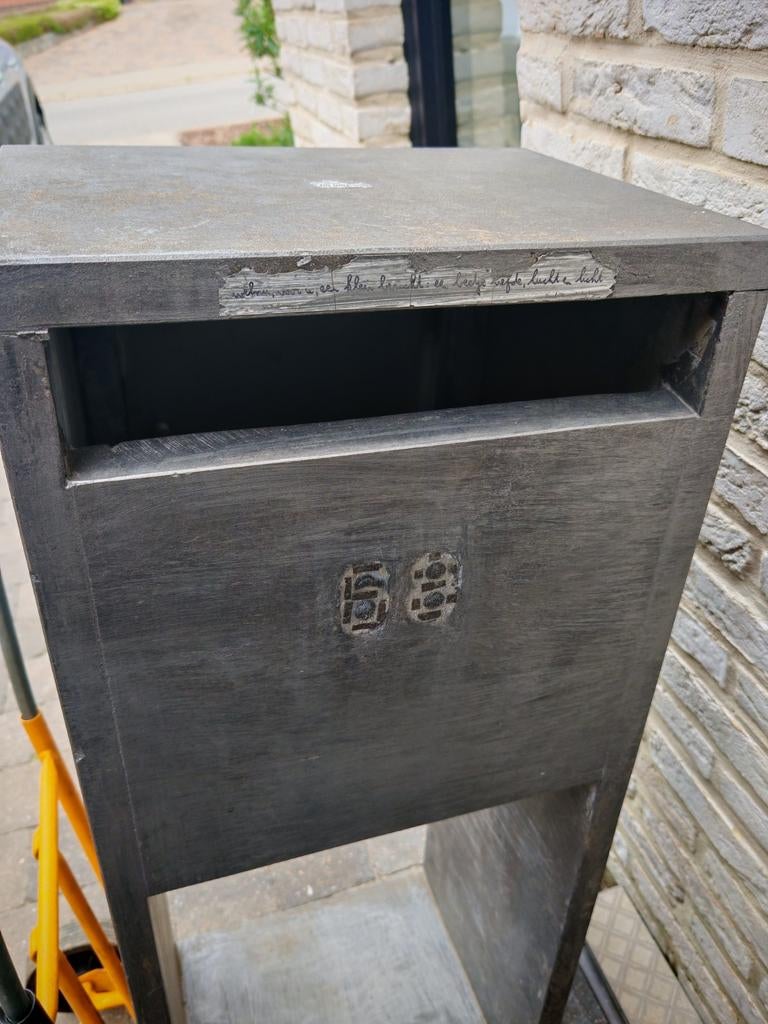 Mooie, stenen brievenbus, Enlèvement