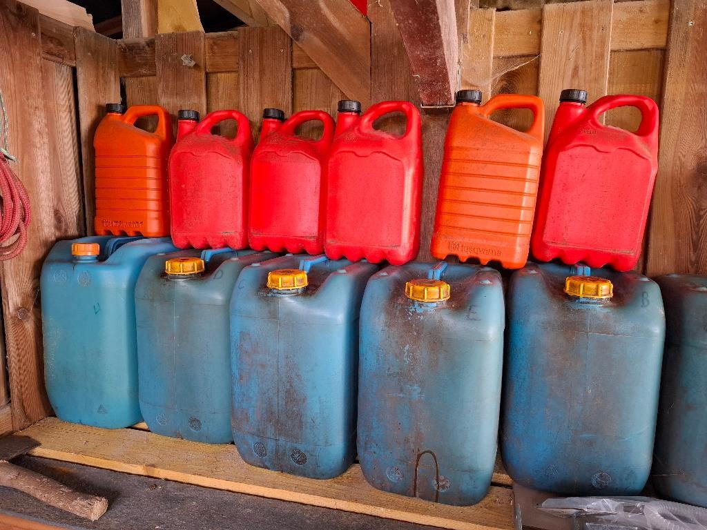 Set lege blikjes met diesel, Ophalen