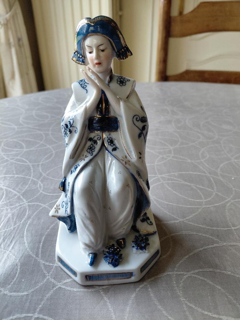 Geisha Aziatische vrouwenfiguur in porselein, Antiek en Kunst, Antiek | Porselein, Ophalen of Verzenden