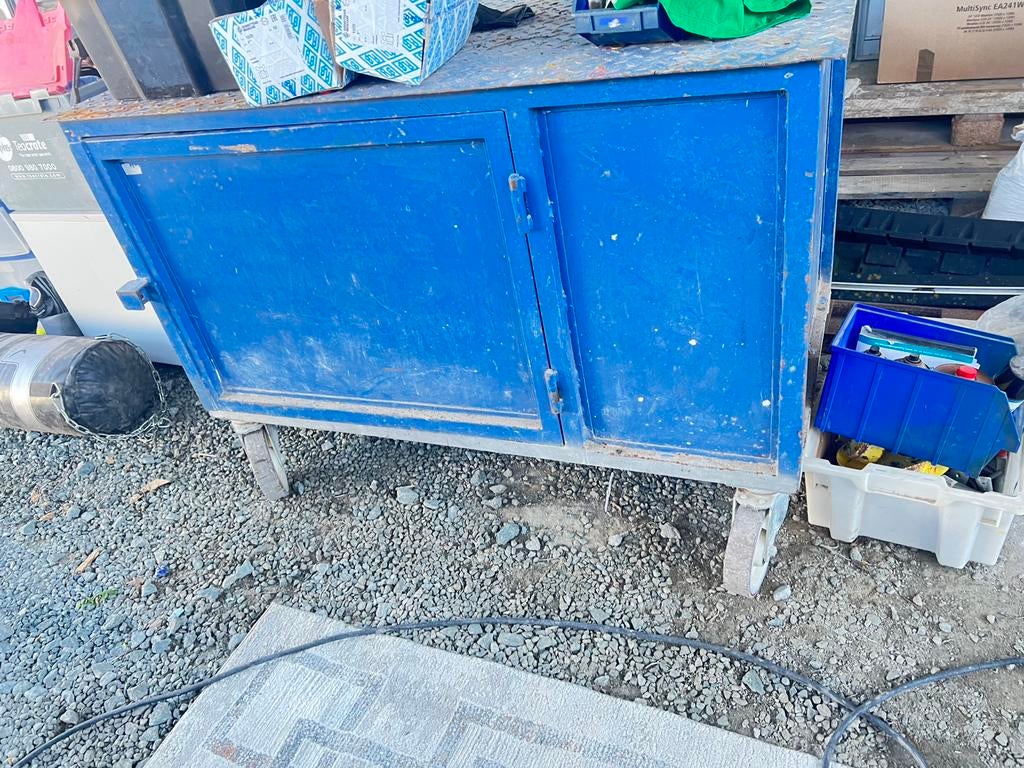 Grand établi sur roulettes et espace de, Enlèvement, Comme neuf