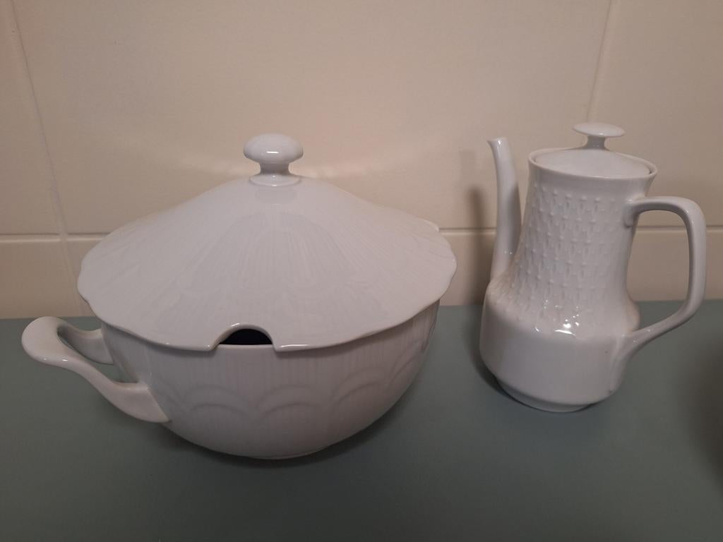 Soepterrine en koffiekan in wit porselein, Ophalen, Porselein