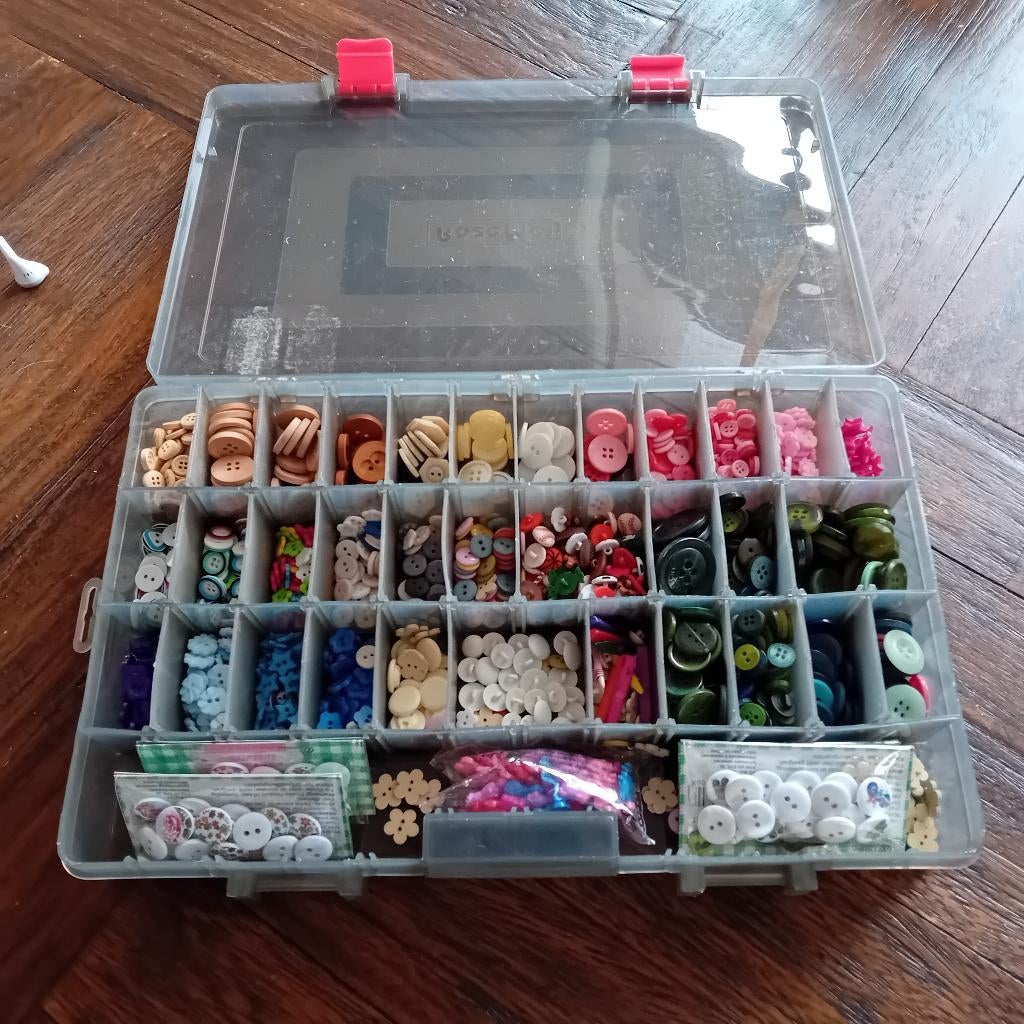 Boîte de rangement avec de nombreux boutons de différentes, Enlèvement ou Envoi