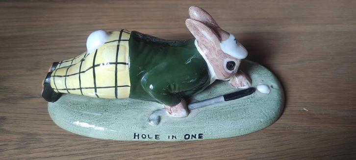Trou de poterie en forme de gland dans un lapin de golf, Collections, Collections Animaux, Enlèvement