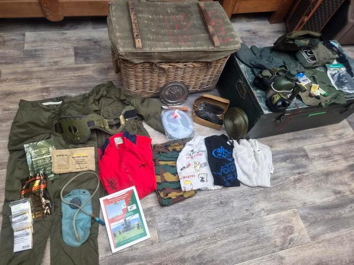Lot : articles militaires + boîtes, Collections, Objets militaires | Général, Enlèvement