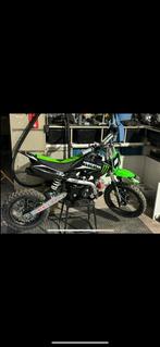 Pitbike met 3 draaiuren gloednieuw motorblok dus, Fietsen en Brommers, Ophalen, Zo goed als nieuw