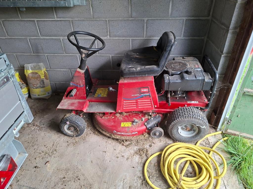 Zitmaaier met werk aan., Enlèvement, Bac de ramassage