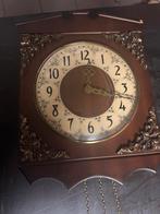 Klassieke houten wandklok met kettingen (gewichten), Enlèvement