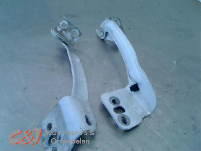 Charnière capot d'un Renault Kangoo, Autos : Pièces & Accessoires, Autres pièces automobiles, Renault, Utilisé, 3 mois de garantie