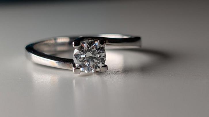 0.51ct Natuurlijke Diamant Verlovingsring – F SI1 – 18K Goud, Handtassen en Accessoires, Ringen, Nieuw, Dame, Wit, Goud, Met edelsteen