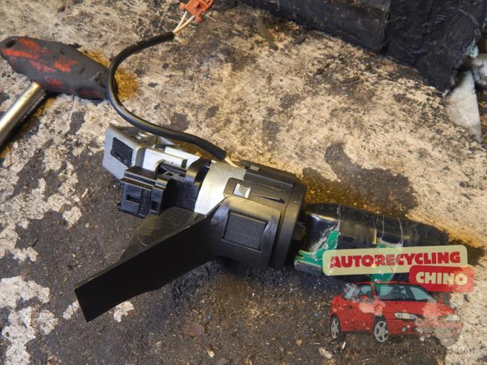 Serrure de contact + clé d'un Peugeot 207, Autos : Pièces & Accessoires, Autres pièces automobiles, Peugeot, Utilisé, 3 mois de garantie