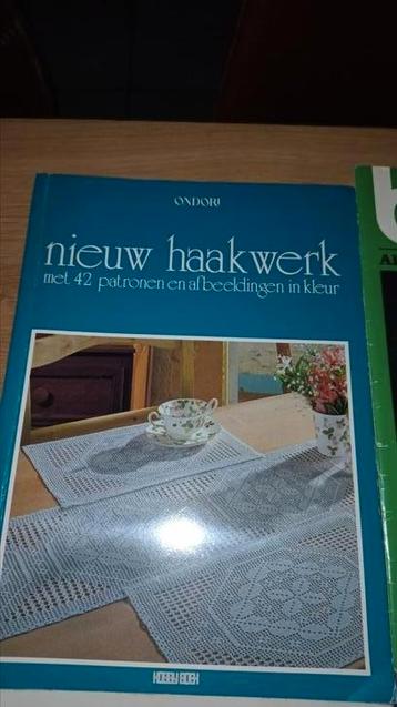 Assortiment haakboeken en patronen. beschikbaar voor biedingen