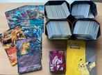 Pokémon kaarten lot -bulk kaarten + grote kaarten + 2 mapjes, Envoi, Comme neuf, Plusieurs cartes