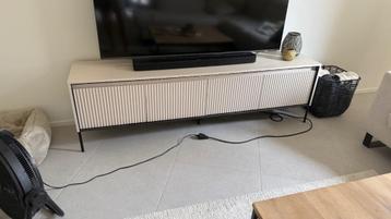 Tv meubel in perfecte staat, zonder schade beschikbaar voor biedingen
