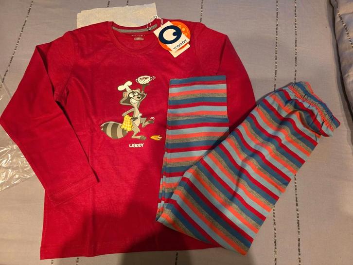 NIEUW + labels. Pyjama WOODY 8J, Kinderen en Baby's, Kinderkleding | Maat 104, Nieuw, Jongen, Nacht- of Onderkleding, Ophalen of Verzenden