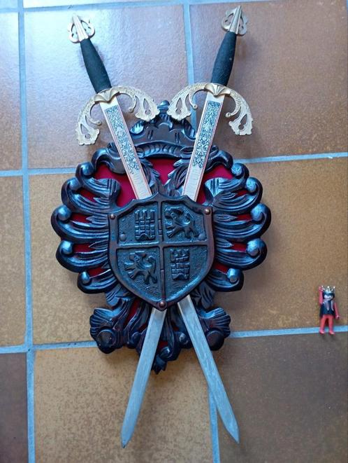 632) wapenschild met 2 zeer decoratieve zwaarden, Antiek en Kunst, Curiosa en Brocante, Ophalen of Verzenden