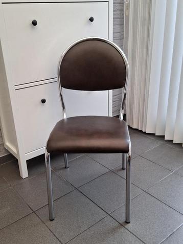 4 stevige stoelen beschikbaar voor biedingen