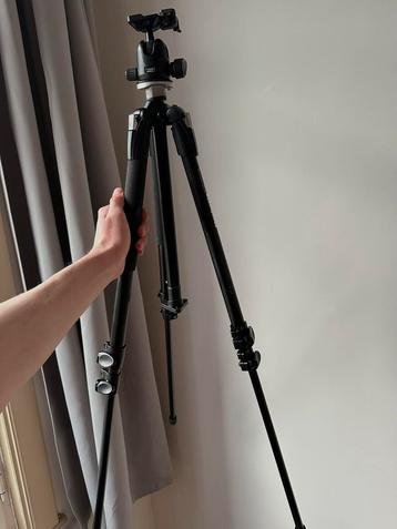 Manfrotto statief met 496RC2 balhoofd beschikbaar voor biedingen