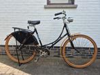 Antieke fiets met houten wielen en spatborden, Ophalen