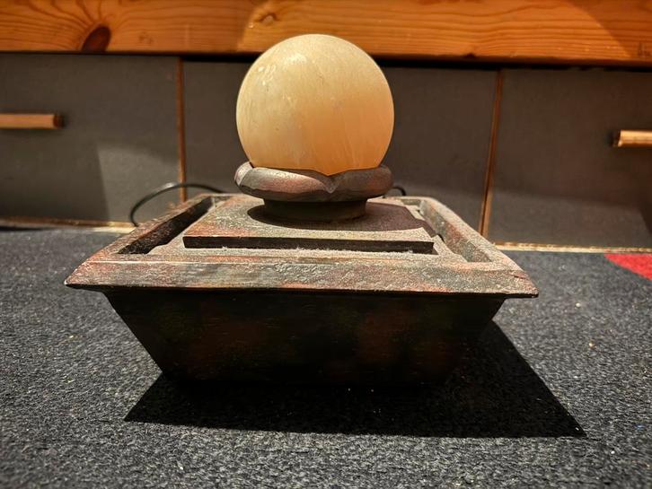 Elektrische waterfontein met roterende bal, Tuin en Terras, Waterpartijen en Fonteinen, Zo goed als nieuw, Fontein, Ophalen of Verzenden