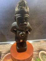 Statue d'ancêtre africain en bois ornée de plumes., Antiquités & Art, Enlèvement ou Envoi