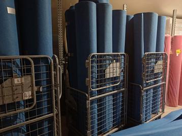 Blauwe 2 meter rollen beschikbaar voor biedingen