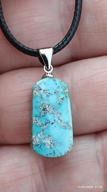 Pendentif en turquoise avec bélière en argent 