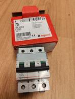 Disjoncteur Legrand neuf 3P 32 ampères, Ophalen of Verzenden, Nieuw