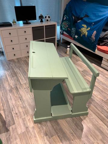 Vintage kinderbureau beschikbaar voor biedingen