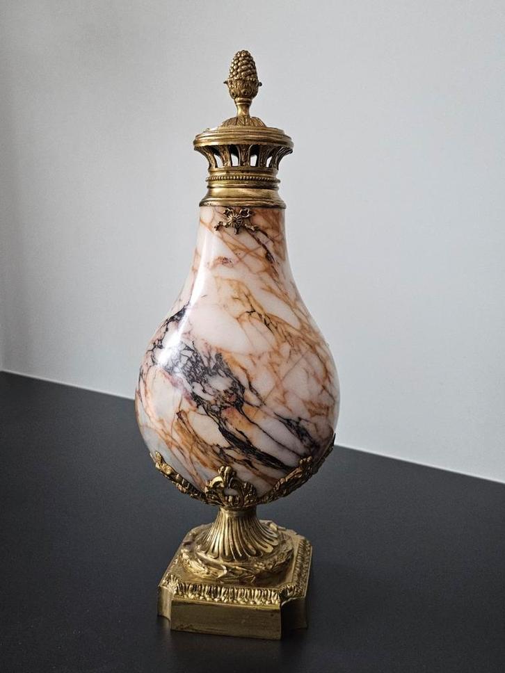 Louis XVI vaas/urne marmer en messing monturen, Antiek en Kunst, Antiek | Vazen, Ophalen