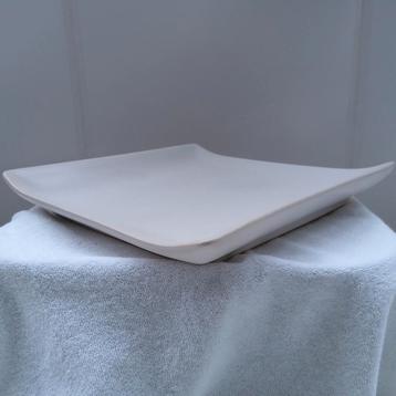 Platte schaal in aardewerk. 31 x31cm. beschikbaar voor biedingen