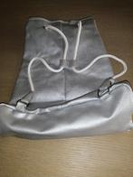 NIEUW zilver kleurige rugzak van GUESS, Handtassen en Accessoires, Tassen | Rugtassen, Ophalen of Verzenden, Nieuw, Overige merken