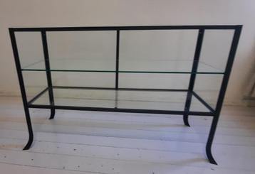 Gietijzeren kast met glas beschikbaar voor biedingen