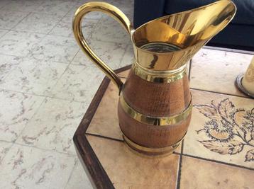 Houten kan met koper beschikbaar voor biedingen