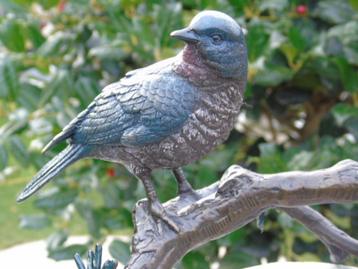 bronzen beeld van een vogel (3) op een tak... beschikbaar voor biedingen