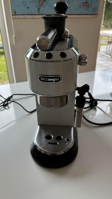 Machine à expresso DéLonghi EC685 (2023), Machine à espresso, Tuyau à Vapeur, Café en grains, 2 à 4 tasses