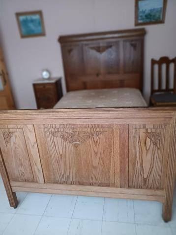 Eiken bed (twijfelaar)+nachtkast+2 stoelen (rieten zitting) beschikbaar voor biedingen