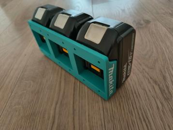 Makita 18V Batterijhouder ( 3 in 1) beschikbaar voor biedingen