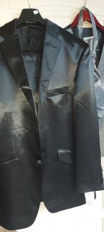 Nieuw kostuum maat 54 zwart glanzend..onderjasje en das, Noir, Enlèvement ou Envoi, Taille 52/54 (L), Neuf