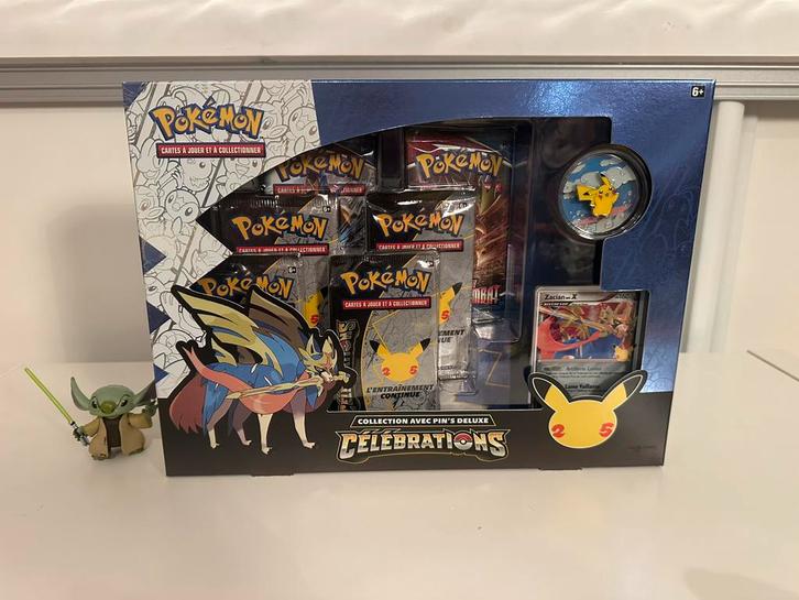 Coffret collection avec pin’s deluxe celebrations FR, Hobby & Loisirs créatifs, Jeux de cartes à collectionner | Pokémon, Comme neuf