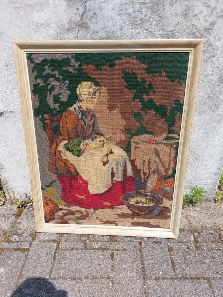 Ingekaderd borduurwerk vrouw in keuken, Antiek en Kunst, Kunst | Schilderijen | Klassiek, Ophalen of Verzenden