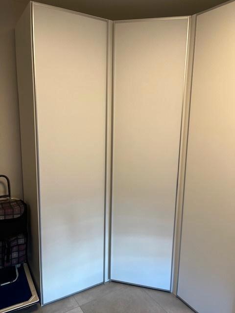 Mooie grote hoekkast met ingebouwde verlichting, Huis en Inrichting, Kasten | Wandmeubels, Zo goed als nieuw, 200 cm of meer, 300 cm of meer