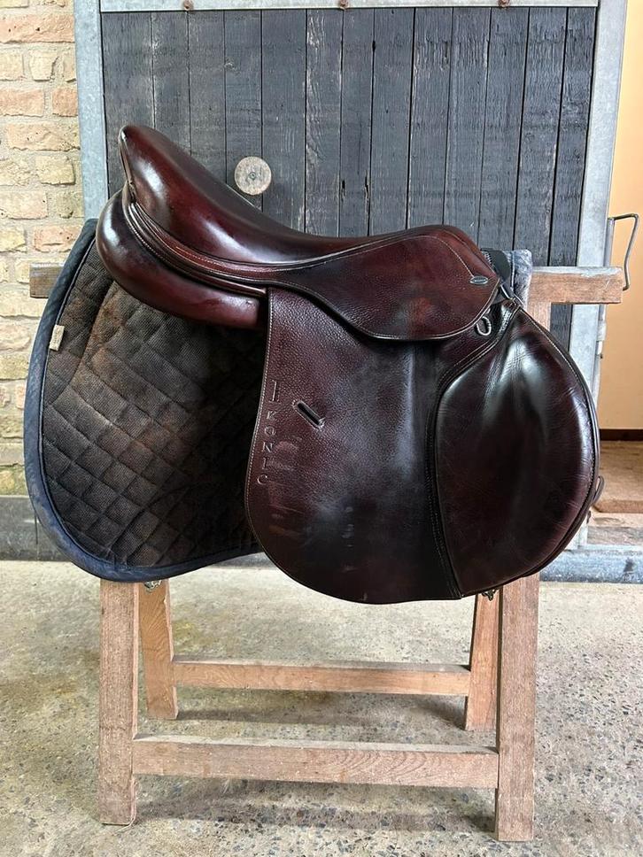 Selle de saut Ikonic, Animaux & Accessoires, Chevaux & Poneys | Selles, Enlèvement