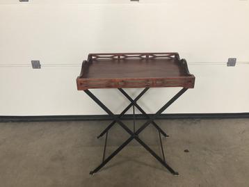 (32) Groot houten dienblad met metalen onderstel beschikbaar voor biedingen