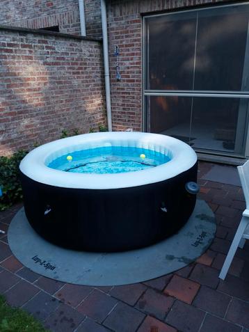Opblaasbare hottub/jacuzzi Bestway Lay-z-Spa/ 4 personen, Ophalen, Zo goed als nieuw, Pomp