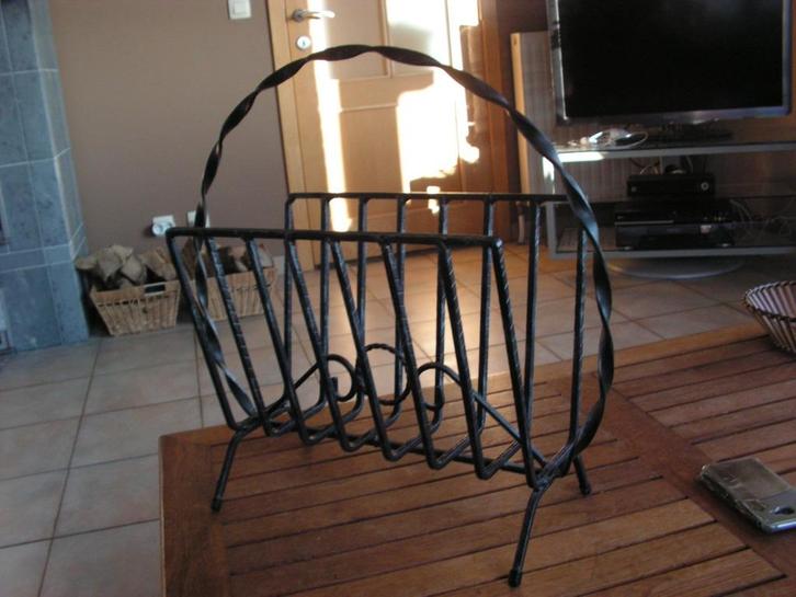 Vintage metalen krantenhouder., Huis en Inrichting, Woonaccessoires | Krantenbakken en Lectuurbakken, Zo goed als nieuw, Ophalen of Verzenden