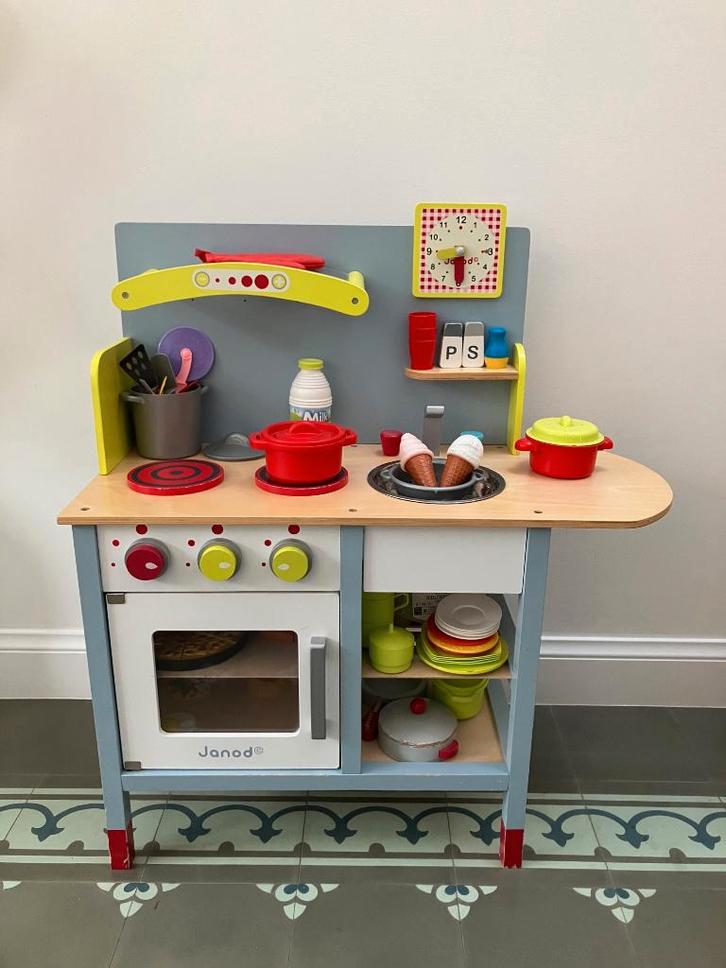 Speelgoedkeukentje (Janod) met krukje en accessoires, Kinderen en Baby's, Speelgoed | Speelkeukens, Gebruikt, Speelkeuken, Hout