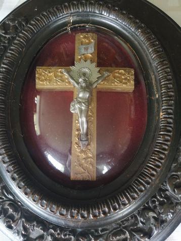 kruisbeelden in messing + achter gebombeerd glas beschikbaar voor biedingen