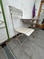 Table en fer forgé, Enlèvement