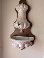 Fontein, antieke aardewerken muurfontein, Ophalen